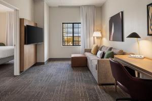 sala de estar con sofá y mesa en Staybridge Suites Minneapolis-Maple Grove, an IHG Hotel, en Maple Grove