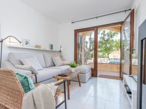 A seating area at Casa Sant Pere Pescador, 2 dormitorios, 4 personas - ES-89-86