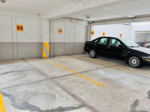メキシコシティにあるDepartamento en Tehuantepec Romaの駐車ガレージ内の黒車