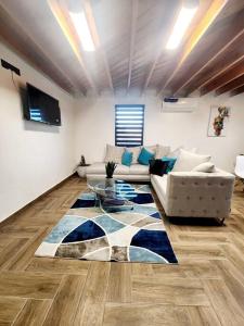 ein Wohnzimmer mit Sofa und Tisch in der Unterkunft * Elegante * Departamento Pitagoras 4 in Ciudad Juárez