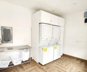 eine Küche mit einem weißen Kühlschrank und einer Theke in der Unterkunft * Elegante * Departamento Pitagoras 4 in Ciudad Juárez + 10 Fotos