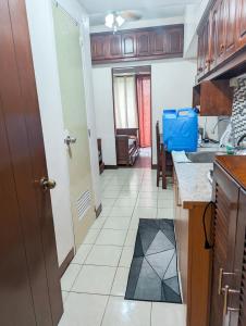 een keuken met een deur naar een eetkamer bij Skies Condo unit in Moldex Residences Baguio in Baguio