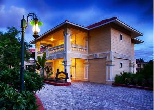 una casa grande con una luz de la calle delante de ella en Regency Lagoon Resort en Rajkot