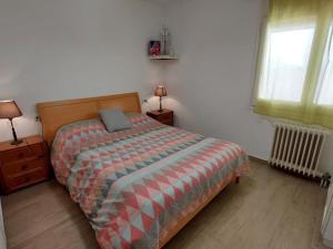 - une chambre avec un lit et une couverture tressée dans l'établissement Apartamento Llançà, 3 dormitorios, 6 personas - ES-170-84, à Llançà