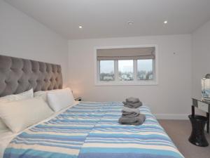 um quarto com uma cama grande e toalhas em 4 bed in South Cerney 72676 em South Cerney