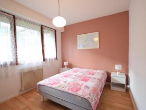a bedroom with a bed and two windows at Charmant appartement proche du lac avec Wi-Fi et parking à Évian-les-Bains - FR-1-498-96 in Évian-les-Bains