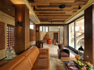 uma sala de estar com um sofá e uma mesa em Ariana Sustainable Luxury Lodge - Special Category - Cappadocia em Üçhisar