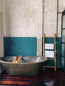 金邊的住宿－Sundays Café & Hotel，浴室设有旧浴缸,拥有绿色的墙壁