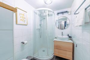 een badkamer met een glazen douche en een wastafel bij Studio De La Marmotte - Happy Rentals in Chamonix-Mont-Blanc