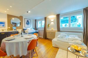 a room with a table and a bed and a kitchen at Studio De La Marmotte - Happy Rentals in Chamonix-Mont-Blanc