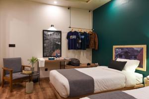 スカルドゥにあるLOKAL Rooms x Skardu (Katpana Retreat)のベッドルーム1室(ベッド1台、テーブル、椅子付)