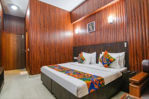 Postel nebo postele na pokoji v ubytování FabHotel Prime The Rivlet MG Road