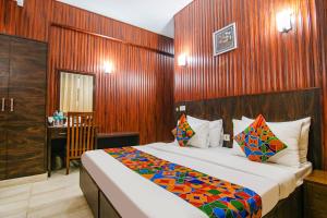 Postel nebo postele na pokoji v ubytování FabHotel Prime The Rivlet MG Road