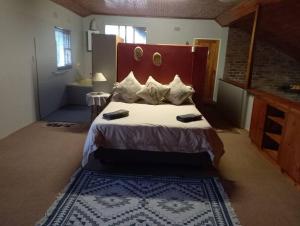 Giường trong phòng chung tại House on Seekoei Road, walking distance from Fence