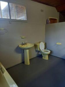 Phòng tắm tại House on Seekoei Road, walking distance from Fence