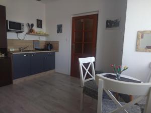 Soukromé pokoje في كافليتشكوف برود: مطبخ وغرفة طعام مع طاولة وكراسي