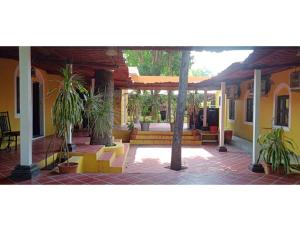 une maison avec une terrasse agrémentée de palmiers. dans l'établissement Shubham Resorts, Solapur, à Solapur