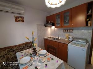 Kuchyňa alebo kuchynka v ubytovaní Charming Apartment in Vinisce with Jetty + 35 fotografií