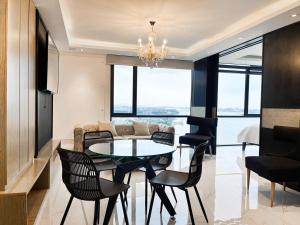 uma sala de jantar e sala de estar com mesa e cadeiras em Puerto Santa Ana Luxury Suites Guayaquil em Guayaquil