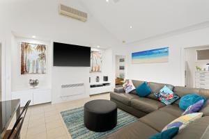 sala de estar con sofá y TV. en Sails on Chapel Cowes + WiFi en Cowes