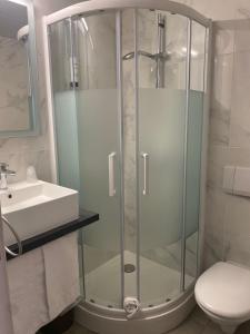ブザンソンにあるコンタクト オテル フォッシュのバスルーム(シャワー、洗面台、トイレ付)