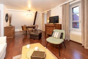 a living room with a couch and a table at La Loge by "Cosy Morning" Havre de Paix au Centre de Colmar, Idéal pour 4 Personnes in Colmar