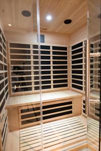 d'un sauna avec des murs lambrissés et du parquet. dans l'établissement Ocean House Herz, à Timmendorfer Strand