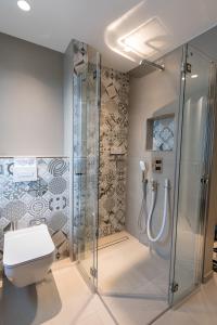 uma casa de banho com um chuveiro e um WC. em Ocean House Traum em Timmendorfer Strand
