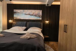 Schlafzimmer mit einem Bett mit Wandgemälde in der Unterkunft Wellness House Energy mit Whirlpool in Timmendorfer Strand