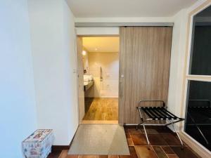 un bagno con cabina doccia accanto a una porta di Kenting Moli Bay Seaview Resort Hotel a Shizi