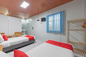 Postel nebo postele na pokoji v ubytování RedDoorz Container @ Teras Cimanuk Garut