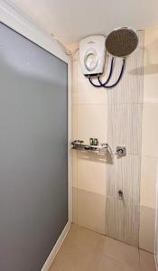 una puerta a una ducha con una cámara en la pared en Damara Hotel at Ciudad Elmina en Dagupan
