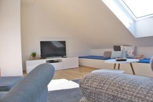 uma sala de estar com um sofá e uma televisão em Ferienhaus Stäffele em Überlingen