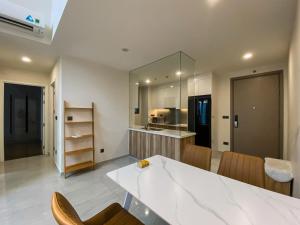 ホーチミン・シティにあるZeus Living - Glorious Palace & Concept in Q2 Thao Dienのキッチン(テーブル、椅子、鏡付)