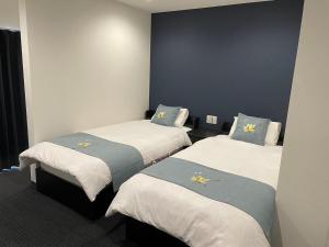 2 camas en una habitación de hotel en 関空国際ホテル en Wakayama