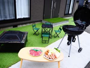 a grill and a plate of food on a table at 関空国際ホテル in Wakayama