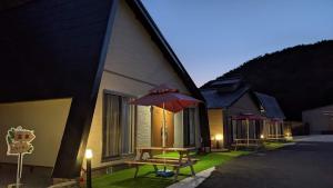 uma mesa com um guarda-chuva ao lado de um edifício em 関空国際ホテル em Wakayama