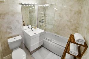 亞伯丁市的住宿－Thistle Apartments - King's Apartment，浴室配有卫生间、盥洗盆和浴缸。