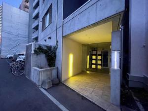札幌市にある3-3札幌駅徒歩8分　美室【サービスアパートメントSAPPORO札幌駅西】エアコン完備の自転車駐輪場の入口
