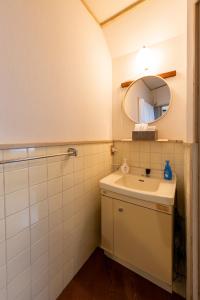 un baño con lavabo y espejo en 【天神HOUSE 】一軒家まるまる貸切, en Fukuoka 27 fotos más