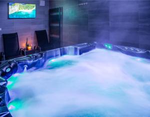 una vasca da bagno con luci blu in una stanza di Rekreační dům Olomučany a Olomučany