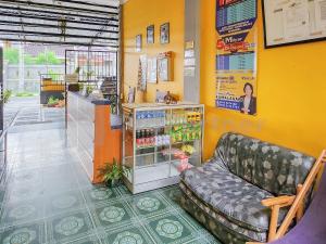 TumbangrunganにあるGriya Tambun Raya RedPartnerのソファーとドリンクカウンター付きの店