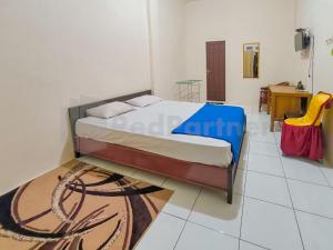 Un pat sau paturi într-o cameră la Griya Tambun Raya RedPartner