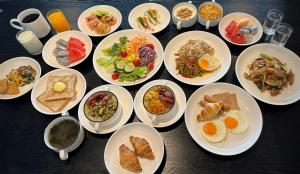 un montón de platos de comida en una mesa en Best Western Ratchada Hotel en Bangkok