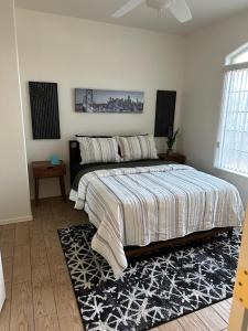 - une chambre avec un lit, une couette et un tapis dans l'établissement Sundance Retreat, à Fort Mohave