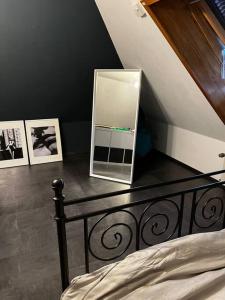 Cozy&spacious topfloor apartment في شفايغ بآي نورنبيرغ: مرآة جالسة فوق سرير في غرفة
