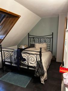 um quarto com uma cama preta num sótão em Cozy&spacious topfloor apartment em Schwaig bei Nürnberg