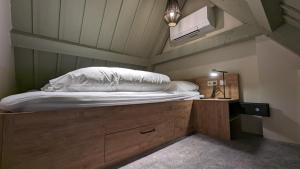 una cama en el medio de una habitación en Stadsklooster Dordt Hotel&Hostel en Dordrecht