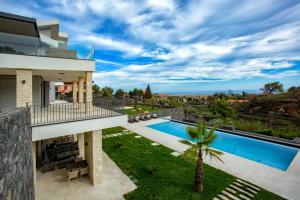 uma vista para uma casa com piscina em Villa Rita Pool & Spa em Mascalucia