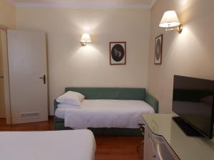 une chambre d'hôtel avec un lit et une télévision dans l'établissement PHI Hotel Canalgrande, à Modène